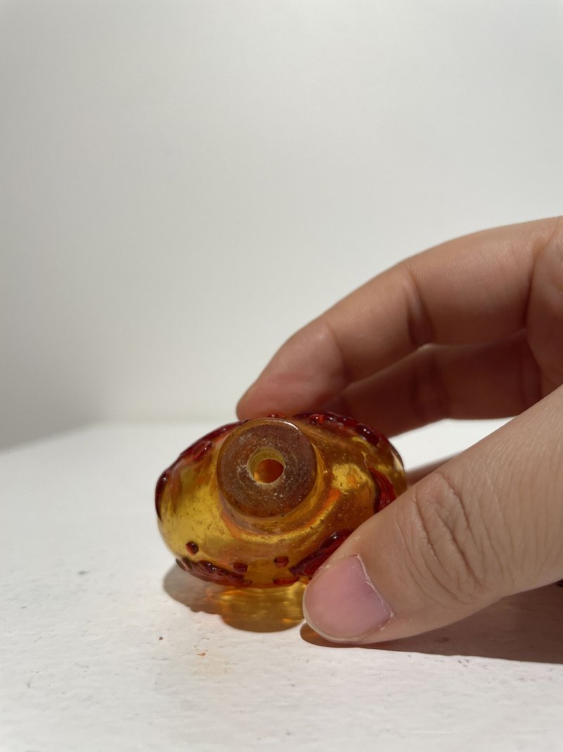 十九世紀 琥珀地套紅玻璃⌈金玉滿堂⌋鼻煙壺、珊瑚蓋 | A RED OVERLAY AMBER GLASS 'GOLDFISH' SNUFF BOTTLE - 图3