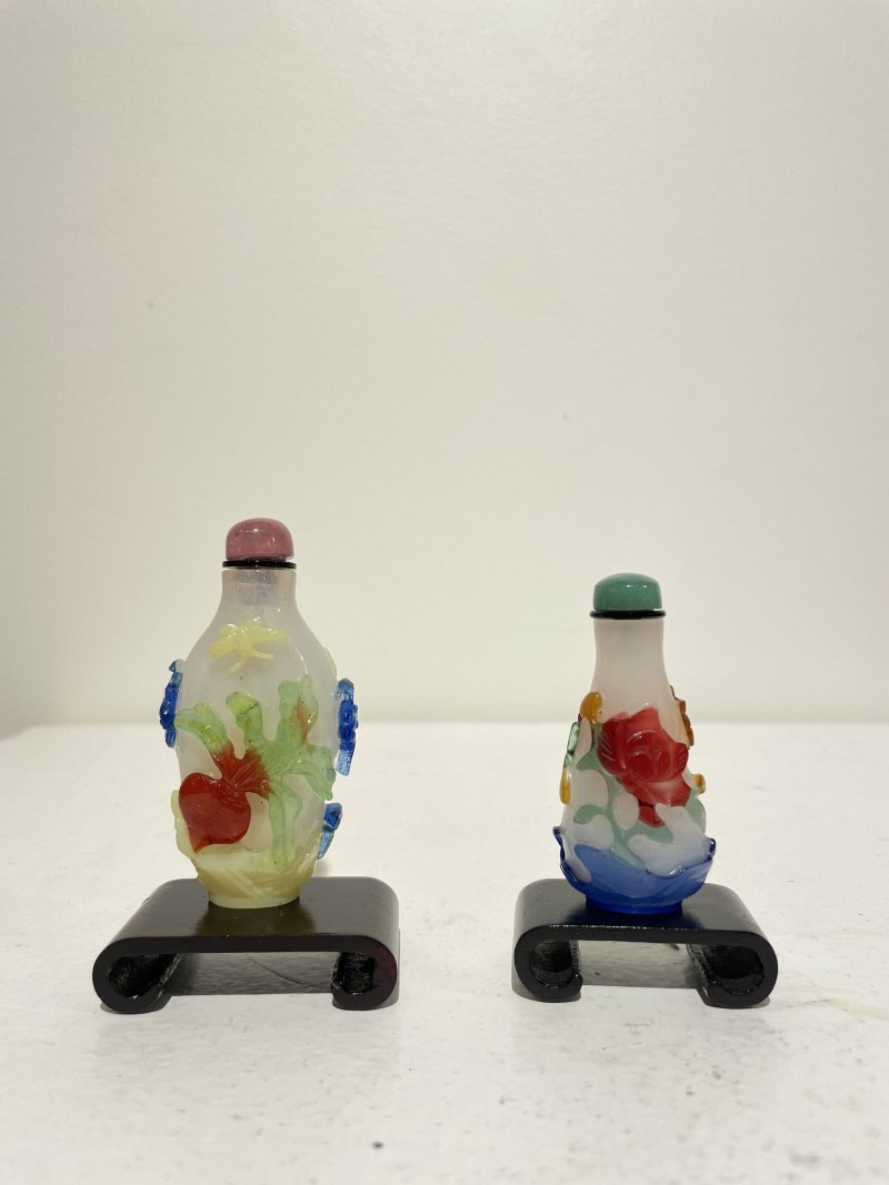 晚清至民國 涅白地套四色玻璃福來、花卉紋鼻煙壺二件 | TWO MULTI-COLOUR OVERLAY TRANSLUCENT GLASS 'FLORAL' AND 'RADISH' SNUFF BOTTLES - 图40