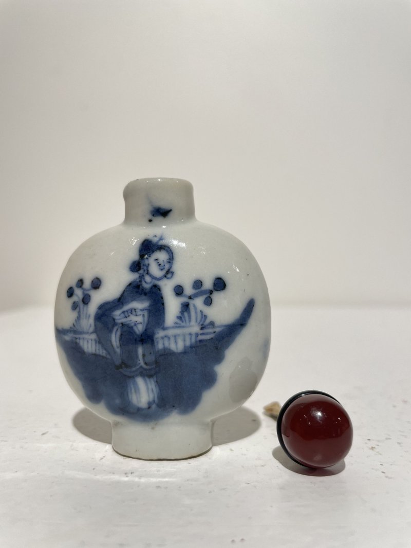 十九/二十世紀 青花庭院仕女紋、青花釉裏紅雙龍戲珠紋、瓷胎立姿童子、臥姿仕女、立姿老者鼻煙壺五件 其三⌈道光年製⌋、⌈乾隆年製⌋青花楷書款 | FIVE CERAMIC SNUFF BOTTLES - 图13