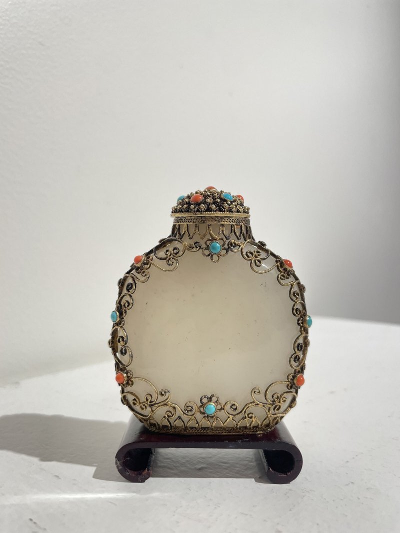 （玉）十八/十九世紀 白玉累絲鑲珊瑚綠松石珊瑚鼻煙壺 | AN INLAID FILIGREE-MOUNTED WHITE JADE SNUFF BOTTLE - 图18