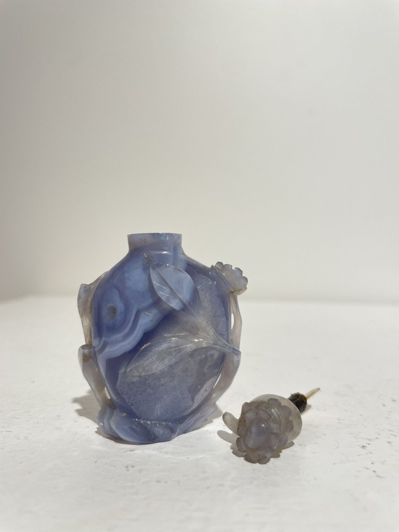 十九/二十世紀 橙色瑪瑙松鼠葡萄紋、紫色條帶瑪瑙雛菊紋鼻煙壺二件 | AN CHALCEDONY AGATE 'SQUIRREL' AND A STRIATED LAVENDER AGATE 'DAISY' SNUFF BOTTLE - 图35