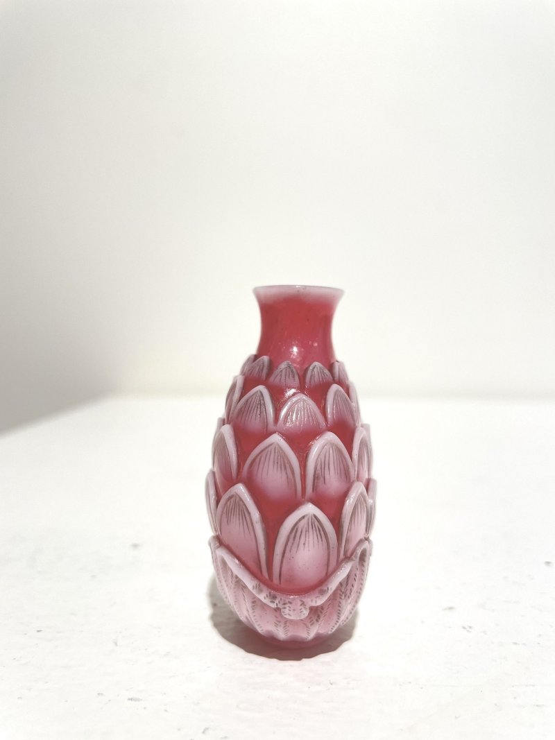 十九/二十世紀 粉地套白玻璃蓮花紋、白地套雙色玻璃萬字紋鼻壺煙二件 | A BI-COLOUR OVERLAY MILKY GLASS, AND A WHITE OVERLAY PINK GLASS 'LOTUS' SNUFF BOTTLE - 图27