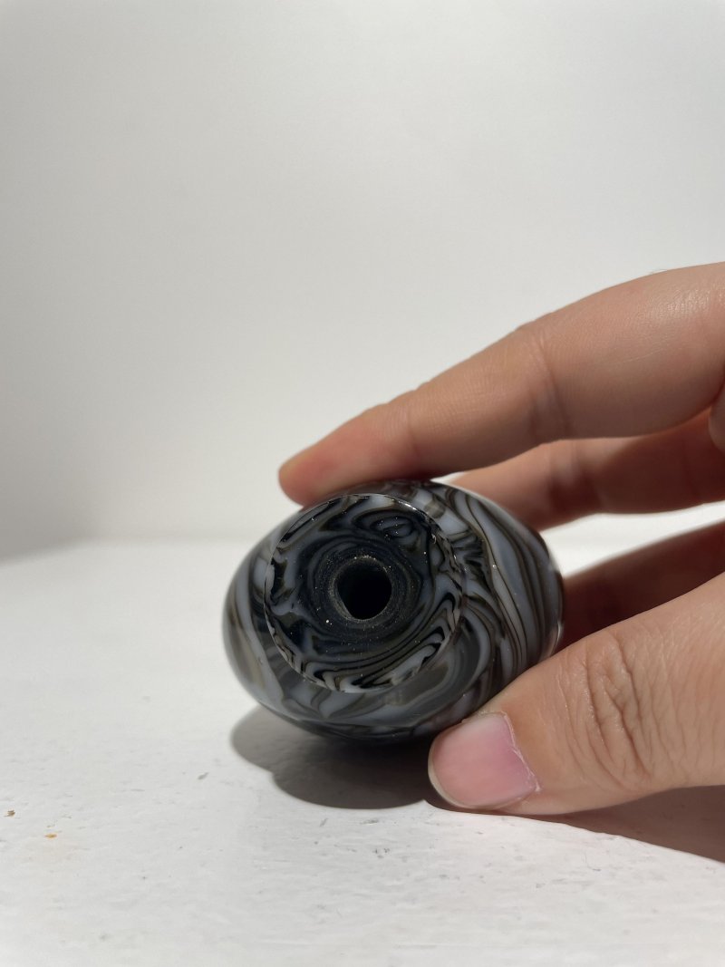 十九/二十世紀 料胎仿玳瑁、仿大理石鼻煙壺二件及金星玻璃煙碟一件 | TWO GLASS SNUFF BOTTLES IMITATING TORTOISESHELL AND MARBLE, AND AN AVENTURINE GLASS SNUFF DISH - 图30