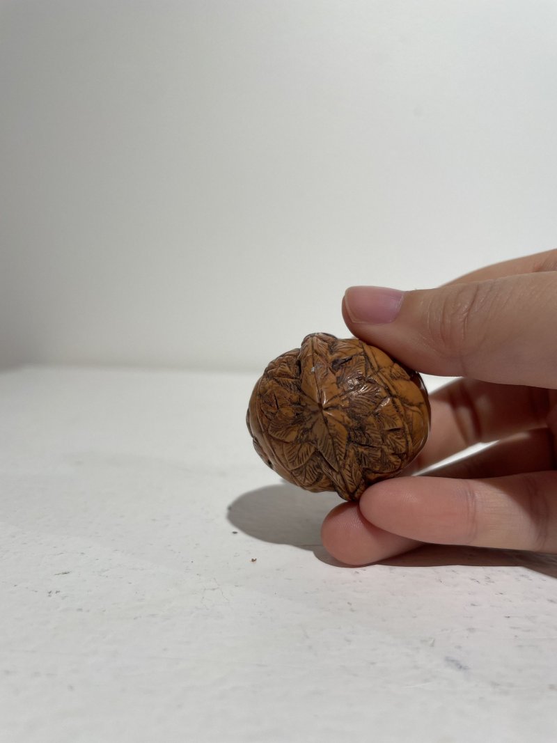 二十世紀 銅合金、鎏金黑色玻璃、雕刻葫蘆、打磨雕刻核桃、天然牙質鼻煙壺五件 其一⌈乾隆⌋刻款 | FIVE SNUFF BOTTLES OF VARIOUS MATERIALS - 图78