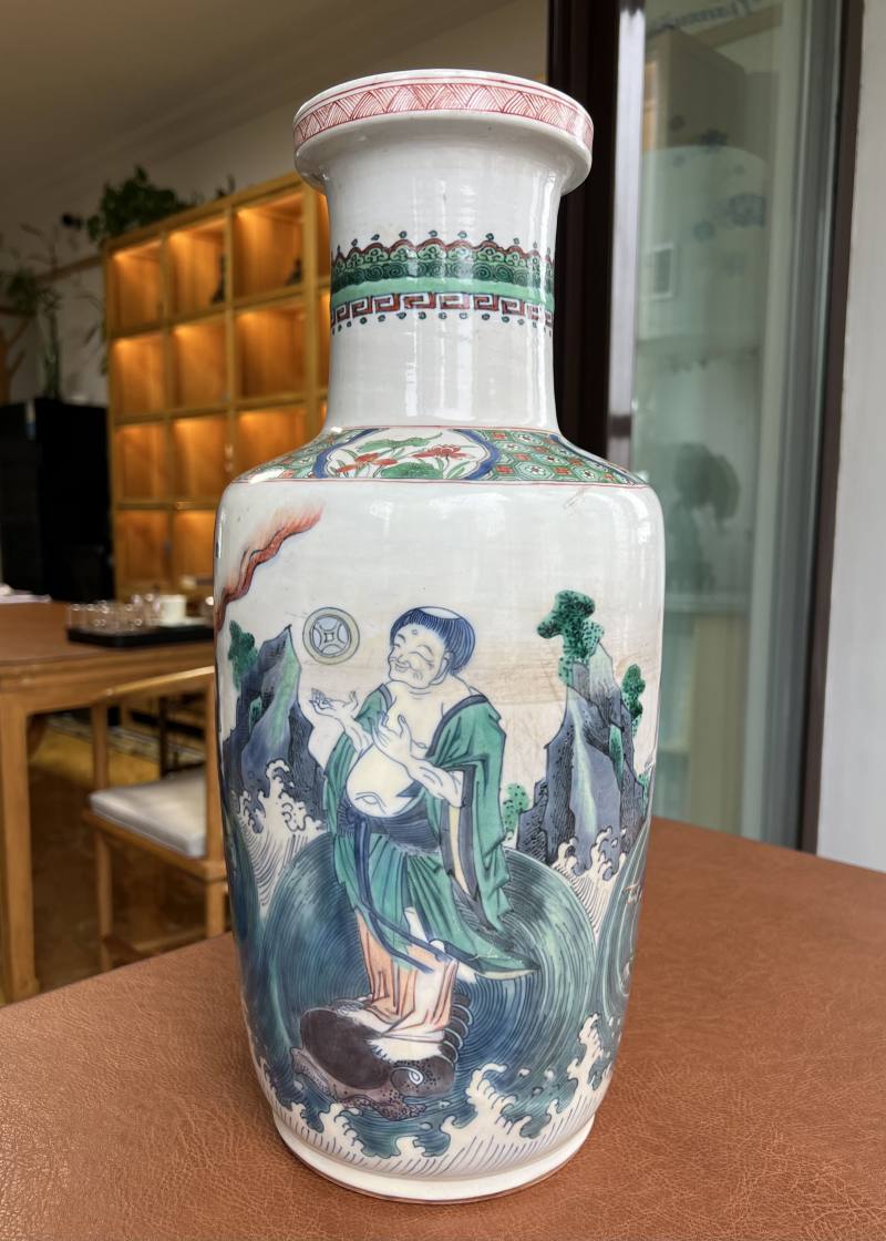 清康熙 斗彩刘海招财图棒槌瓶 - 图2