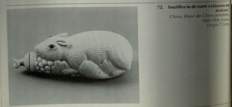 約一八五零年間 白釉模印⌈松鼠葡萄⌋鼻煙壺 | A MOULDED WHITE-GLAZED 'SQUIRREL AND GRAPES' SNUFF BOTTLE - 图14