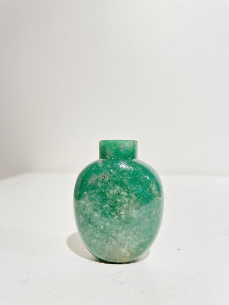 （壺）十九世紀 翡翠鼻煙壺及煙碟 | A GREEN JADEITE SNUFF BOTTLE AND A SNUFF DISH - 图26