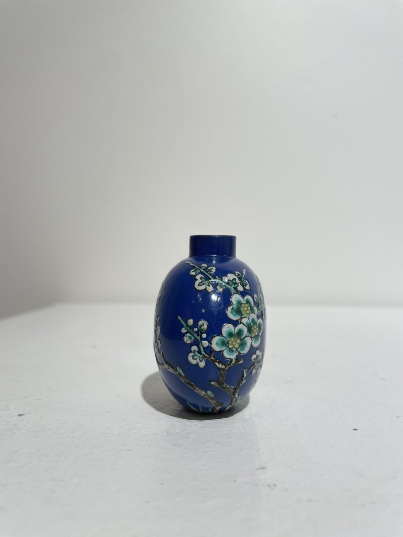 十九世紀 紫砂加彩藍地⌈喜上梅梢⌋鼻煙壺 | AN ENAMELLED YIXING 'MAGPIE' SNUFF BOTTLE - 图6