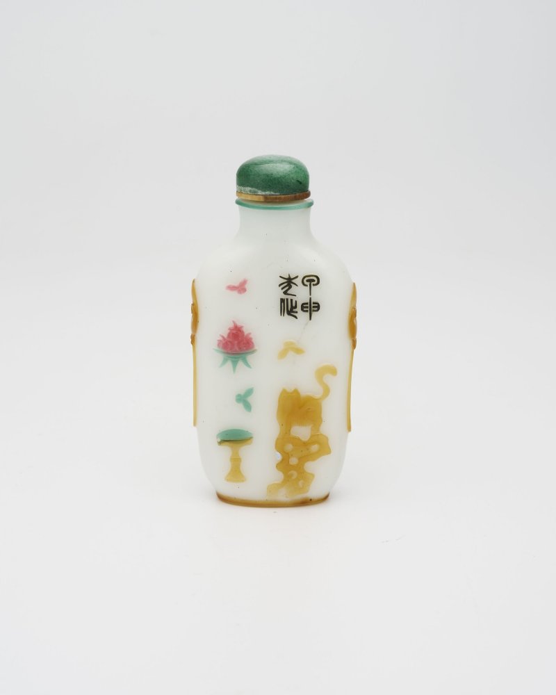 晚清 揚州作涅白地套四色玻璃⌈耄耋•博古⌋鼻煙壺 《正可》款 一八八四年作 | A MULTI-COLOUR OVERLAY MILKY GLASS SNUFF BOTTLE