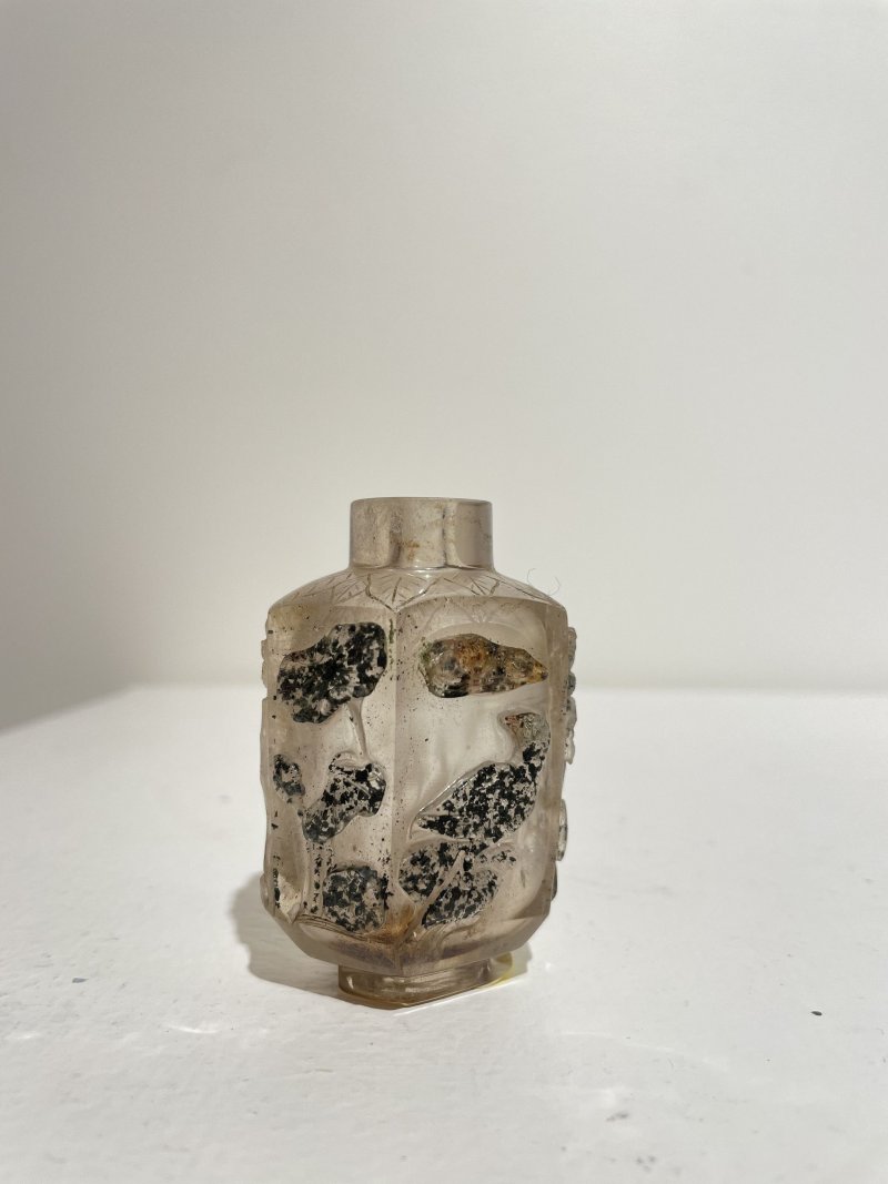 晚清至民國 煙晶六棱巧色花鳥紋鼻煙壺、珊瑚鑲（或）米珠蓋 | A HEXAGONAL SMOKY QUARTZ 'BIRDS AND LANDSCAPES' SNUFF BOTTLE - 图9