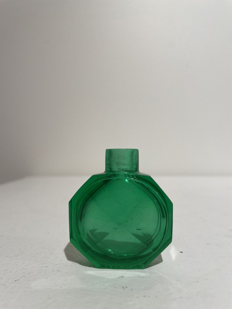 十九世紀中期 綠玻璃八楞式鼻煙壺 ⌈道光年製⌋刻款 | A FACETED GREEN GLASS SNUFF BOTTLE - 图20