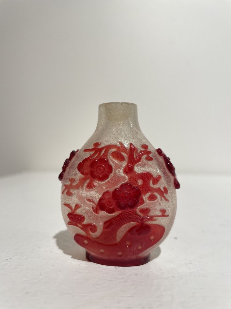 十九世紀 霏雪地套紅玻璃梅樹紋鼻煙壺 | A RED OVERLAY GLASS 'PRUNUS TREE' SNUFF BOTTLE - 图8