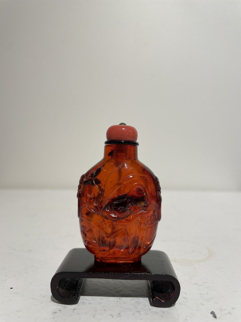 十九世紀 琥珀⌈耄耋富貴•空谷幽蘭⌋鼻煙壺 | AN AMBER 'CAT AND ORCHID' SNUFF BOTTLE - 图20
