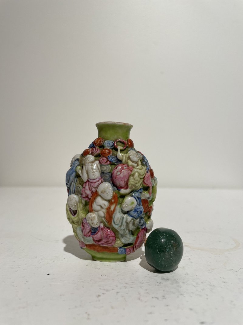 十九世紀 粉彩⌈十八羅漢⌋鼻煙壺 | A FAMILLE ROSE MOULDED 'ARHAT' SNUFF BOTTLE - 图10