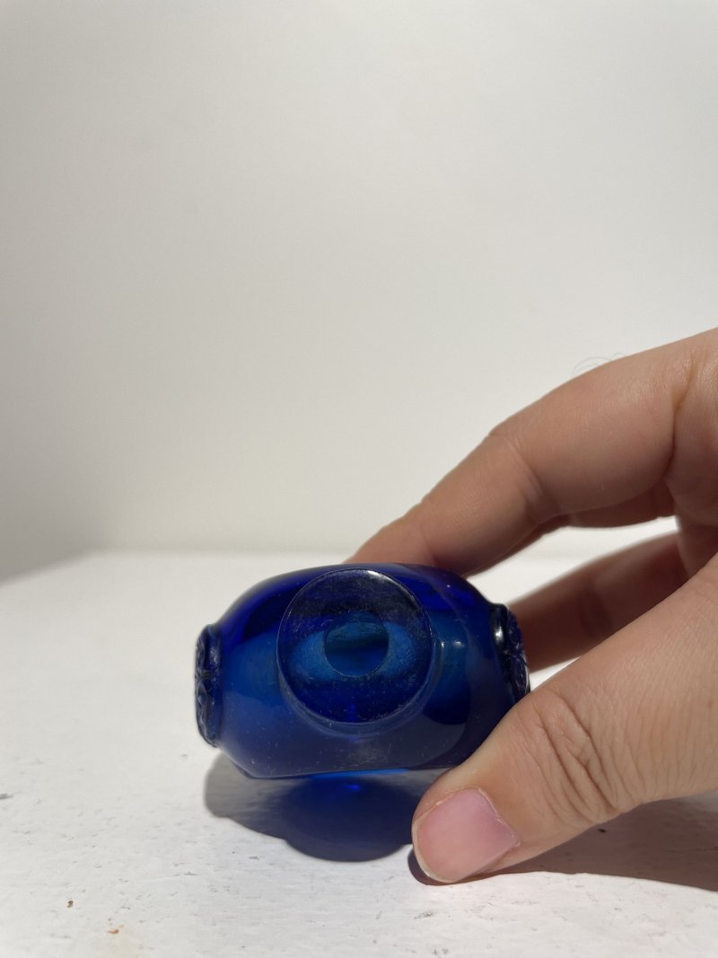 十九/二十世紀 寶石紅、藍玻璃鼻煙壺二件 | A RUBY-RED AND A BLUE GLASS SNUFF BOTTLES - 图12