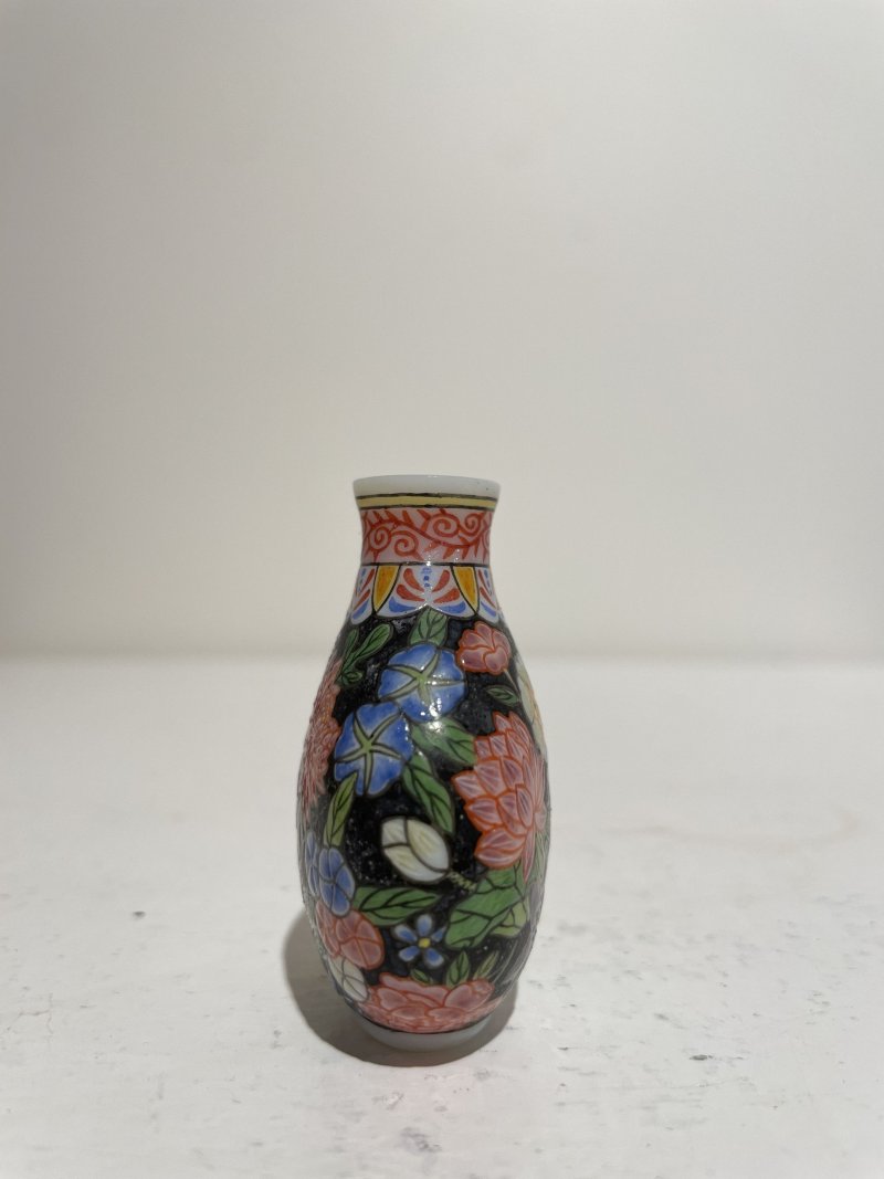 十九/二十世紀 白地套綠玻璃花鳥紋、淺綠地套三色玻璃蝶戀花紋、白地套藍玻璃行龍紋、玻璃胎畫琺琅花卉紋、多色玻璃葫蘆式、白地套墨黑玻璃印章紋鼻煙壺七件 其二⌈古月軒⌋藍料楷書款、⌈乾隆年製⌋青花楷書款 | SEVEN GLASS SNUFF BOTTLES - 图67