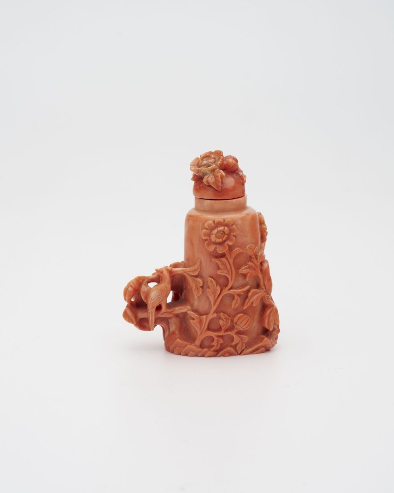 十九世紀 珊瑚稚雞菊花紋鼻煙壺 | A CORAL 'PHEASANTS AND DAISY' SNUFF BOTTLE