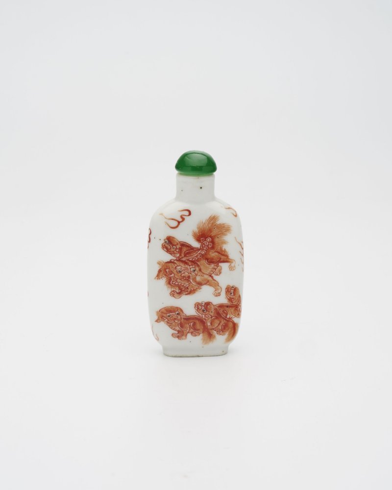 晚清 礬紅彩瑞獅紋鼻煙壺 | AN IRON-RED PAINTED 'BUDDHIST LIONS' SNUFF BOTTLE