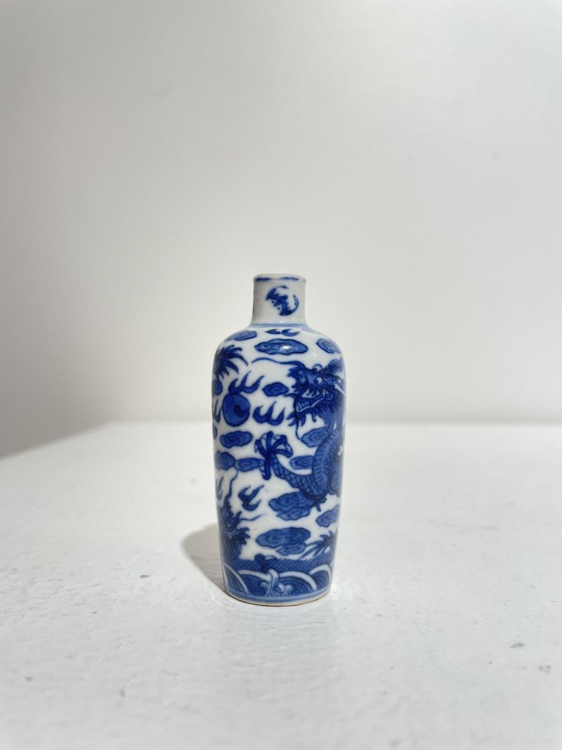 晚清 青花海水龍紋鼻煙壺 | A BLUE AND WHITE 'DRAGON' SNUFF BOTTLE - 图23