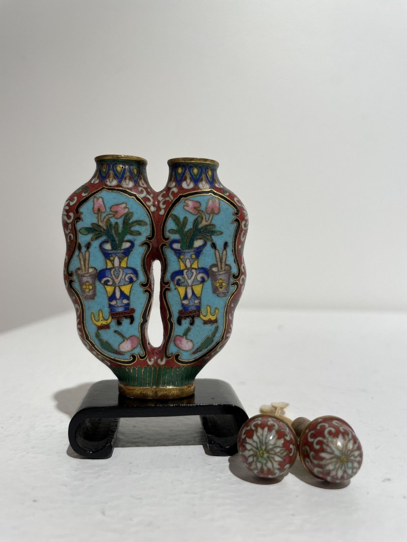 晚清 銅胎琺琅雙聯牛角形博古紋鼻煙壺 | A CLOISONNÉ DOUBLE SNUFF BOTTLE - 图10