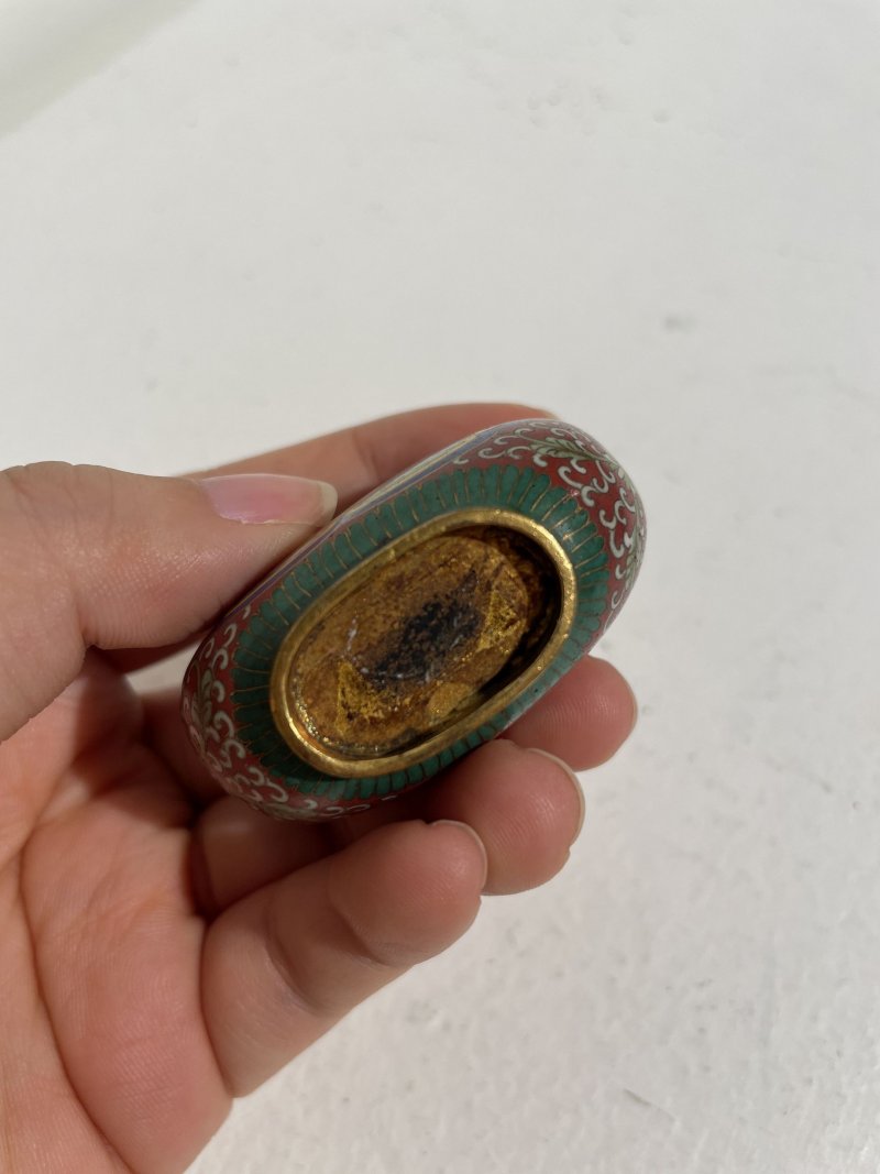 二十世紀 銅胎琺琅⌈松鶴延年⌋、⌈雙兔⌋鼻煙壺二件 | TWO CLOISONNÉ SNUFF BOTTLES - 图13