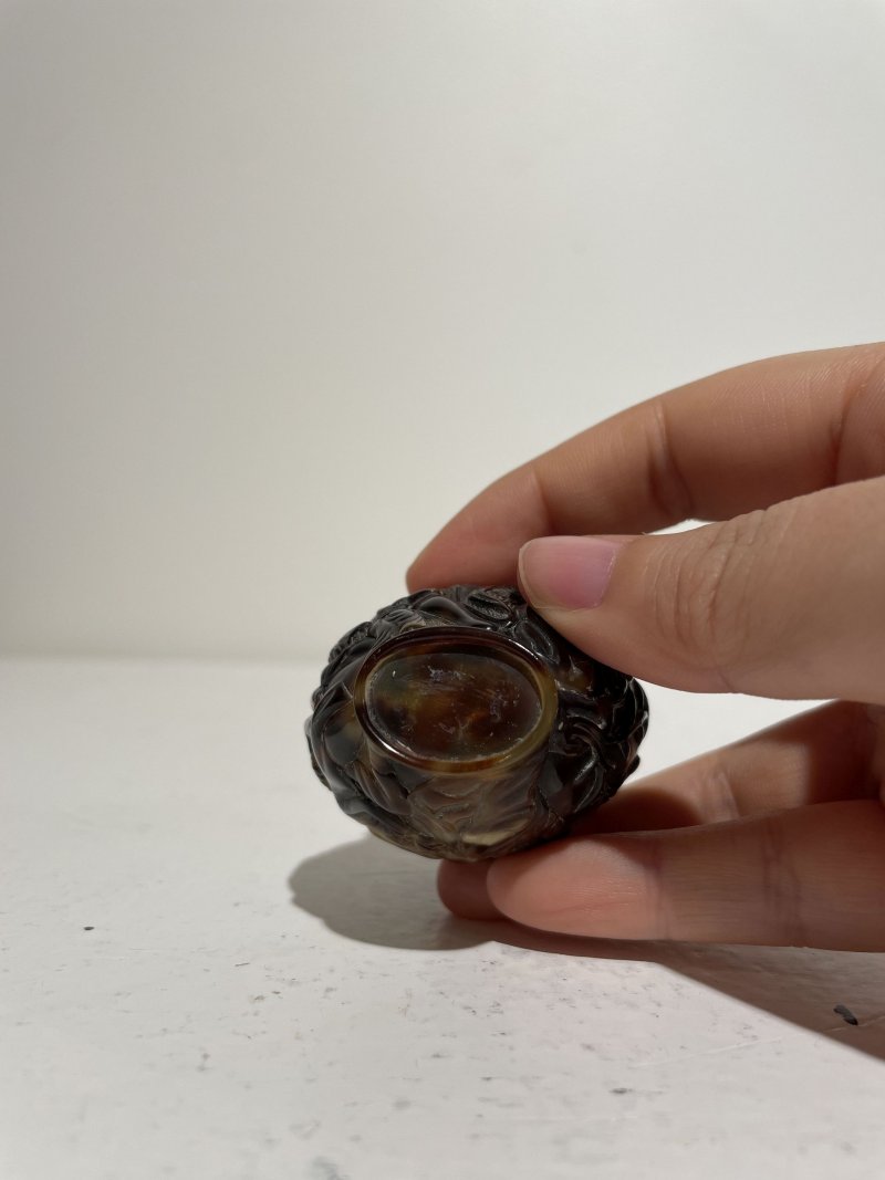 晚清 玳瑁西洋人物紋鼻煙壺 | A TORTOISESHELL 'EUROPEAN SUBJECTS' SNUFF BOTTLE - 图15