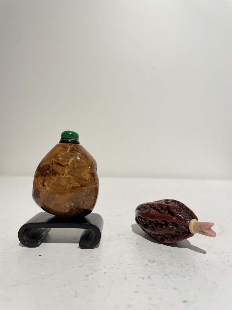 十九世紀 根珀、核桃鼻煙壺二件 | A ROOT AMBER AND A LACQUERED WALNUT SNUFF BOTTLE - 图15