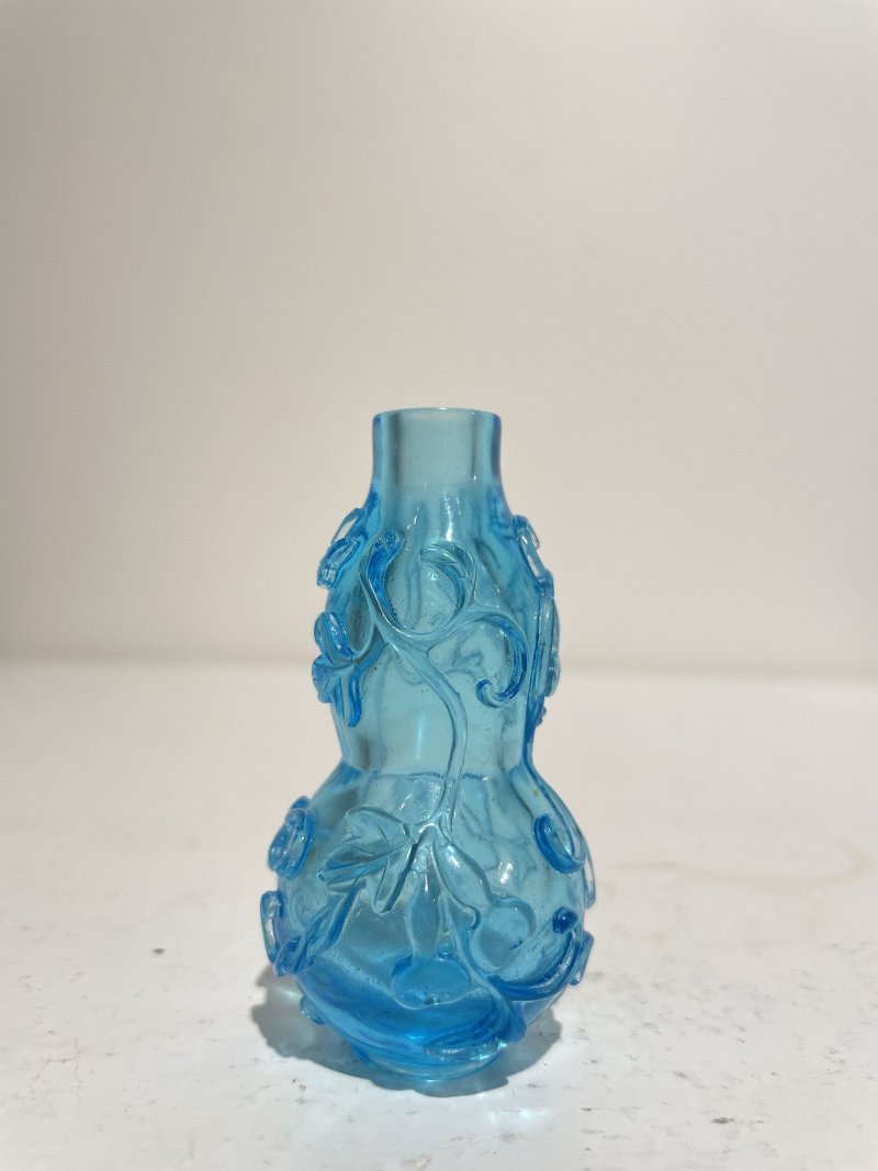 十八世紀中葉至十九世紀中葉 藍色玻璃花卉紋葫蘆形鼻煙壺 | A BLUE GLASS GOURD-SHAPED SNUFF BOTTLE - 图5