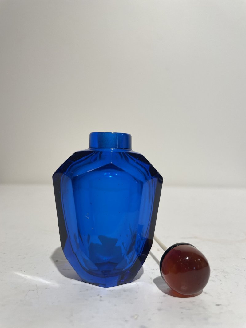 十八/十九世紀 藍玻璃磨花鼻煙壺 | A MULTI-FACETED BLUE GLASS SNUFF BOTTLE - 图8