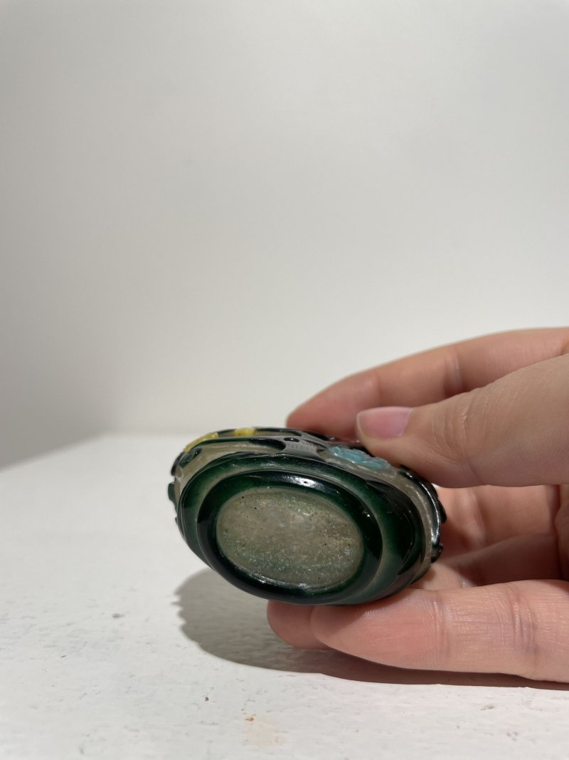 晚清至民國 霏雪地套五色玻璃花卉紋鼻煙壺 | A MULTI-COLOUR OVERLAY GLASS 'PLUM BLOSSOM' SNUFF BOTTLE - 图6