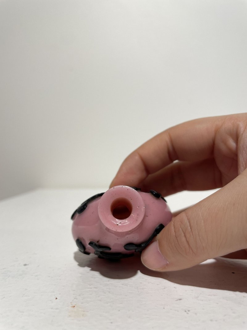 晚清至民國 粉地套黑玻璃⌈金玉滿堂⌋鼻煙壺 | A BLACK OVERLAY PINK GLASS 'GOLDFISH' SNUFF BOTTLE - 图8