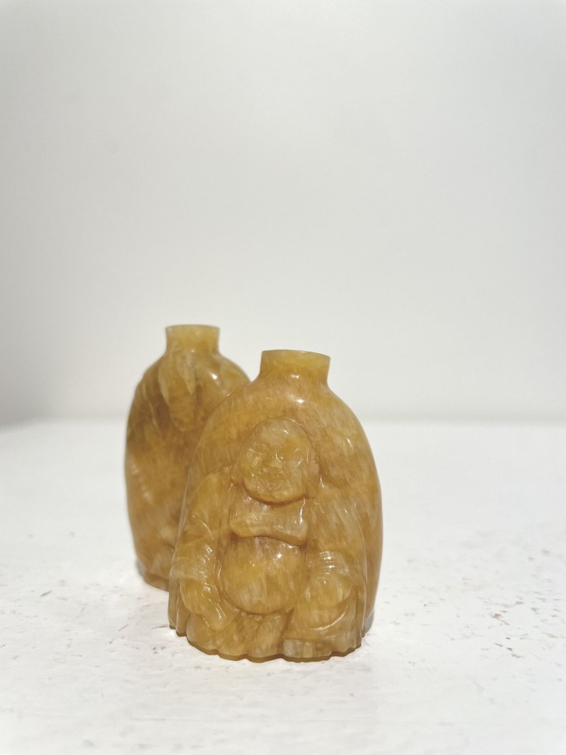 二十世紀 黃玉、硬石「宜壽」、孔雀石「松鶴延年」鼻煙壺三件及鼻煙碟一件 | A YELLOW JADE, A HARDSTONE, A MALACHITE SNUFF BOTTLE AND A SNUFF DISH - 图24