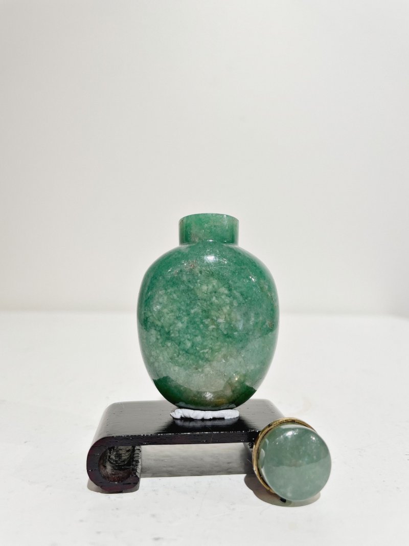 （壺）十九世紀 翡翠鼻煙壺及煙碟 | A GREEN JADEITE SNUFF BOTTLE AND A SNUFF DISH - 图27
