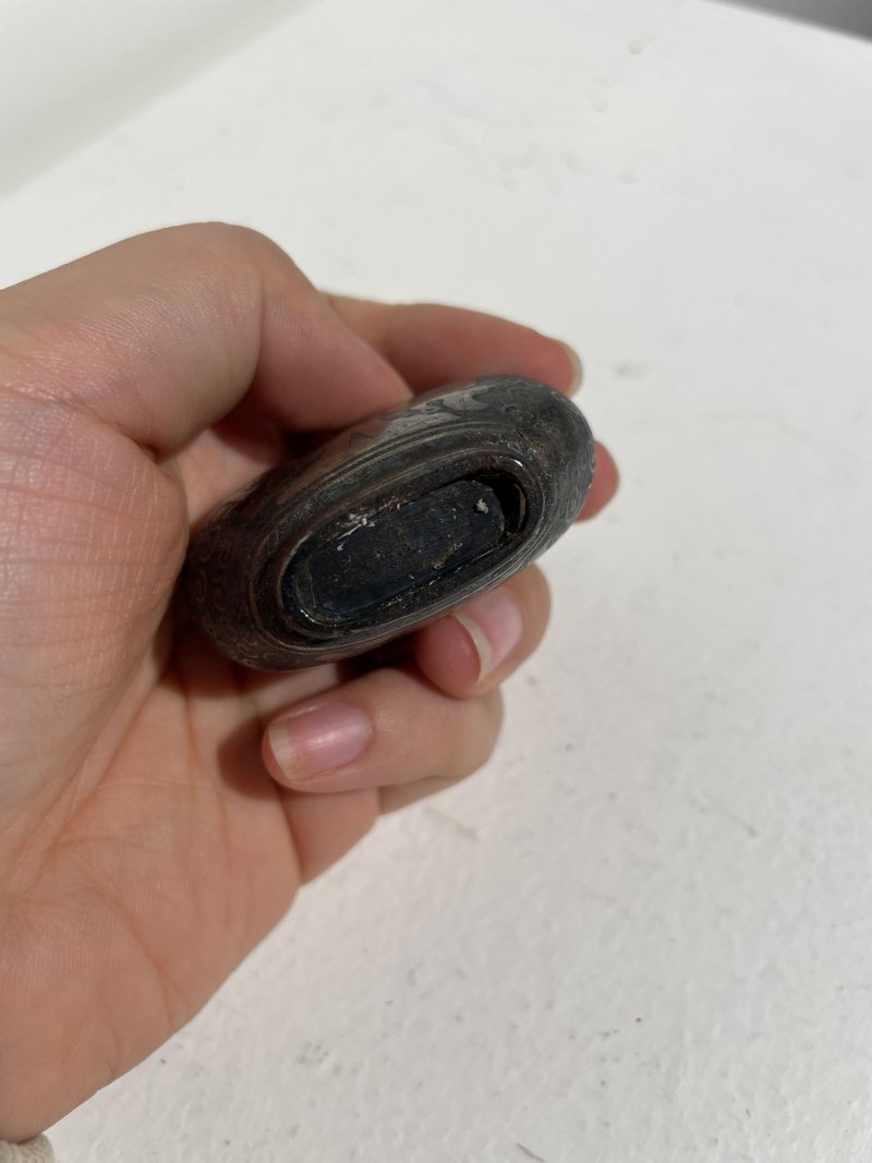 十九世紀 烏銀夔龍紋鼻煙壺 | A SILVER NIELLO 'KUI-DRAGON' SNUFF BOTTLE - 图5