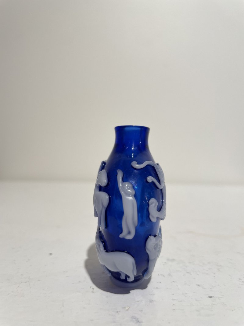 十九世紀 藍地套白玻璃十二生肖紋鼻煙壺 | A WHITE OVERLAY SAPPHIRE GLASS 'ZODIAC' SNUFF BOTTLE - 图8