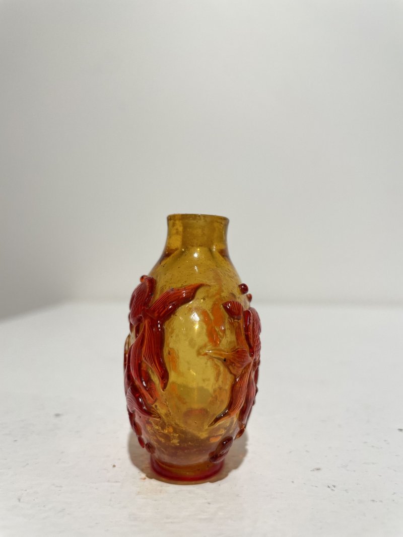 十九世紀 琥珀地套紅玻璃⌈金玉滿堂⌋鼻煙壺、珊瑚蓋 | A RED OVERLAY AMBER GLASS 'GOLDFISH' SNUFF BOTTLE - 图4