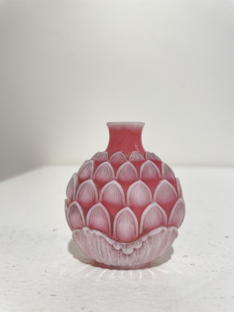 十九/二十世紀 粉地套白玻璃蓮花紋、白地套雙色玻璃萬字紋鼻壺煙二件 | A BI-COLOUR OVERLAY MILKY GLASS, AND A WHITE OVERLAY PINK GLASS 'LOTUS' SNUFF BOTTLE - 图28