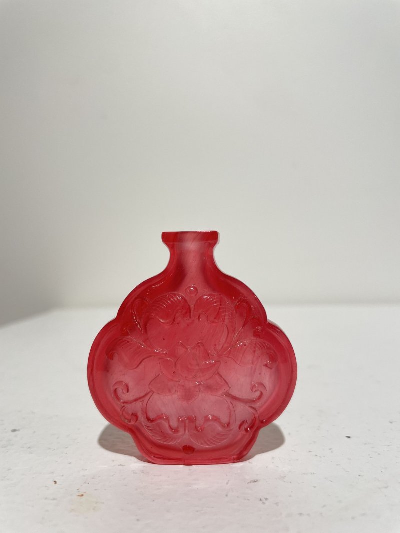 十九/二十世紀 綠色玻璃蓮花紋、粉色玻璃蓮花紋鼻煙壺二件 | A PINK 'FLORAL', AND A GREEN 'FLORAL' GLASS SNUFF BOTTLE - 图21
