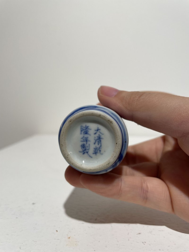 二十世紀中期 青花釉裏紅海水雲龍紋鼻煙壺二件 ⌈大清康熙年製⌋、⌈大清乾隆年製⌋青花楷書款 | TWO UNDERGLAZE-BLUE AND COPPER-RED SNUFF BOTTLES - 图18