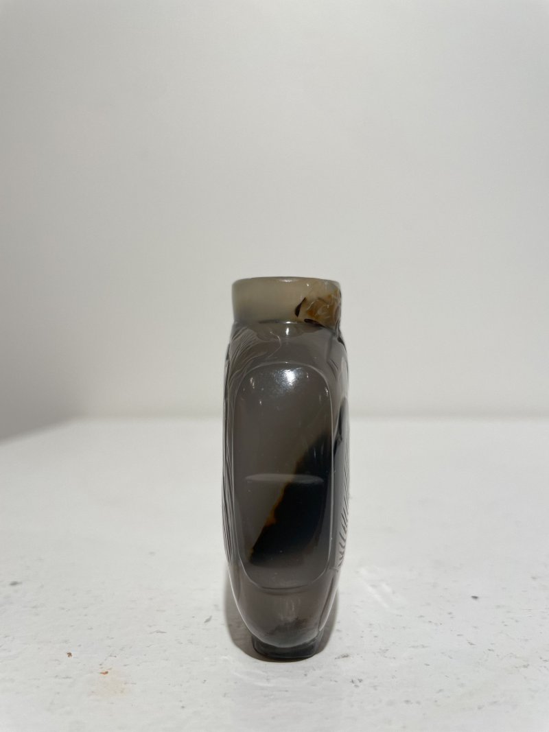 十九世紀 瑪瑙花鳥紋、蔬果紋鼻煙壺二件 | TWO SHADOW AGATE SNUFF BOTTLES - 图8