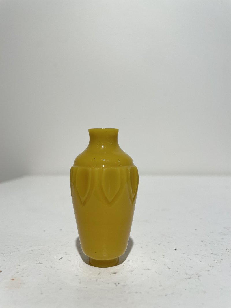 民國 雞油黃玻璃蓮瓣紋、「代代封侯」鼻煙壺二件及鼻煙碟二件 | TWO YELLOW GLASS SNUFF BOTTLES AND TWO SNUFF DISHES - 图37