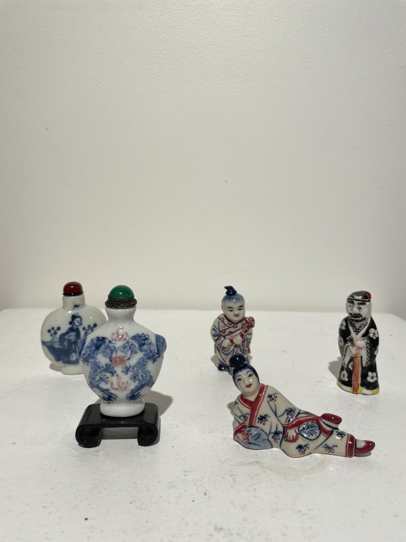 十九/二十世紀 青花庭院仕女紋、青花釉裏紅雙龍戲珠紋、瓷胎立姿童子、臥姿仕女、立姿老者鼻煙壺五件 其三⌈道光年製⌋、⌈乾隆年製⌋青花楷書款 | FIVE CERAMIC SNUFF BOTTLES - 图34
