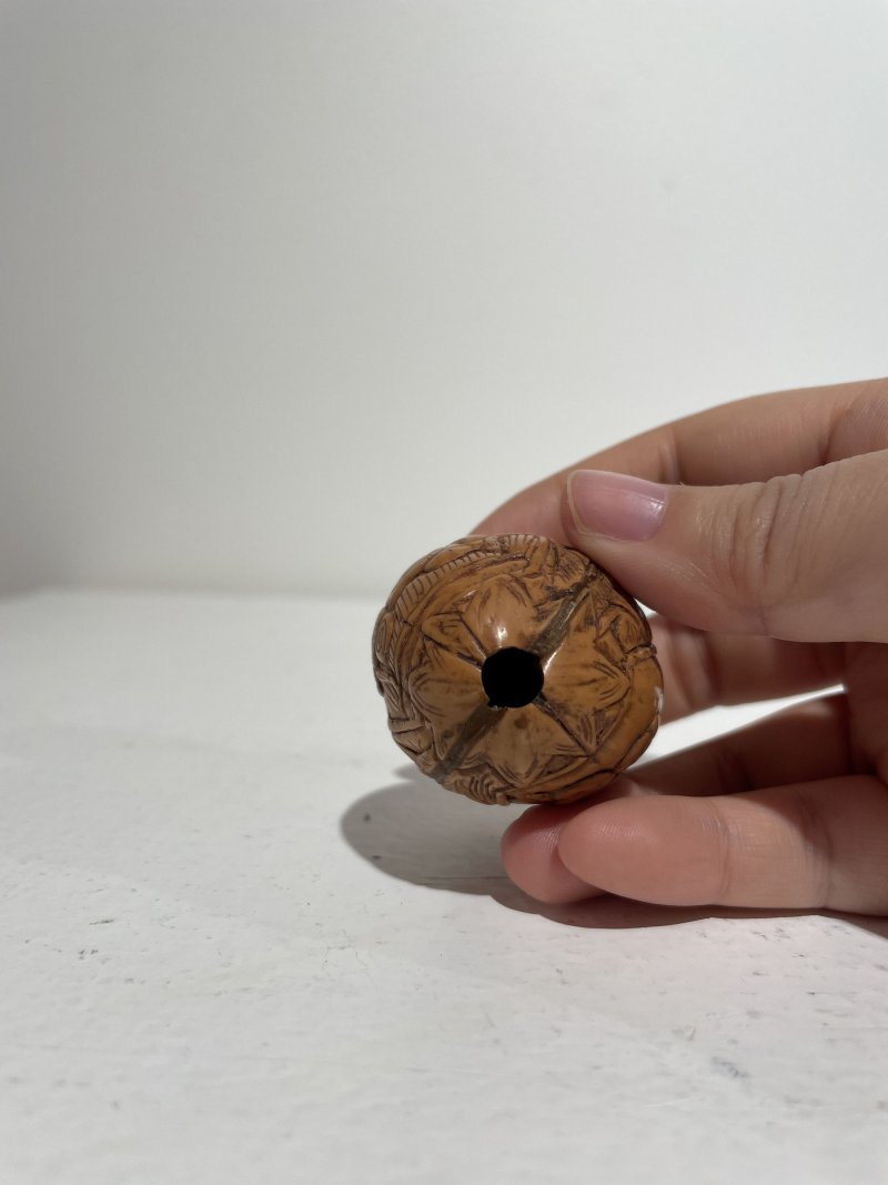 二十世紀 銅合金、鎏金黑色玻璃、雕刻葫蘆、打磨雕刻核桃、天然牙質鼻煙壺五件 其一⌈乾隆⌋刻款 | FIVE SNUFF BOTTLES OF VARIOUS MATERIALS - 图79