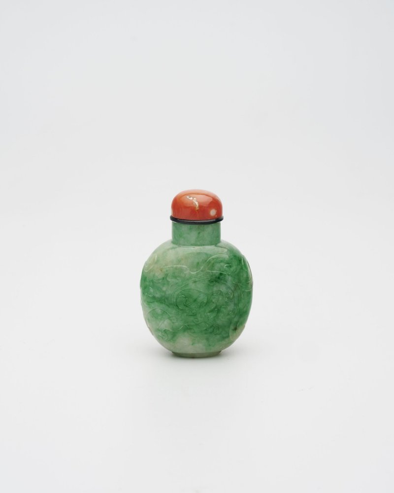 十九世紀 翡翠龍紋鼻煙壺、珊瑚蓋 | AN APPLE-GREEN AND WHITE JADEITE 'DRAGON' SNUFF BOTTLE