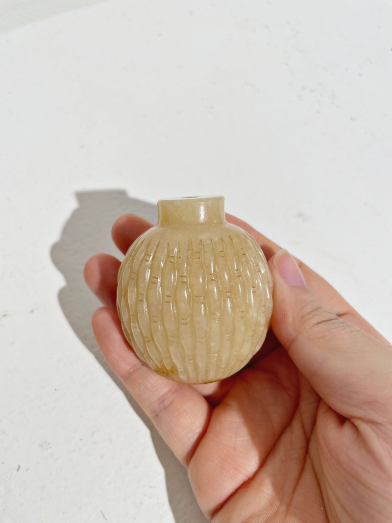 十九/二十世紀 黃玉竹簍紋鼻煙壺、翡翠蓋 | A YELLOW JADE 'WOVEN BASKET' SNUFF BOTTLE - 图5