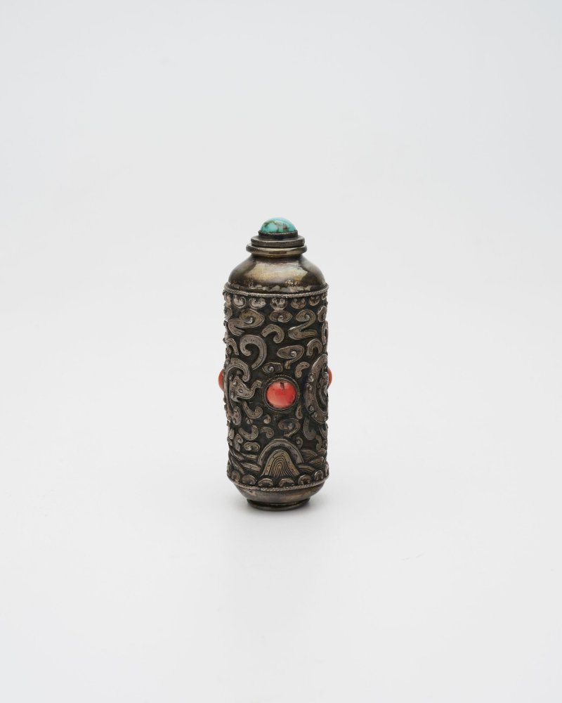 蒙古 十九世紀 銀胎嵌珊瑚綠松石鼻煙壺 | A SILVER SNUFF BOTTLE WITH CORAL AND TURQUOISE INLAYS