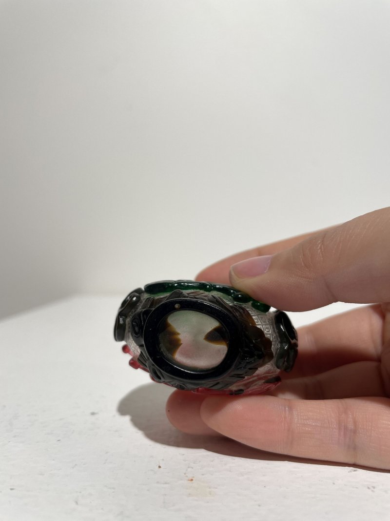 晚清 透明地套雙色玻璃螭龍紋鼻煙壺 | A MULTI-COLOUR OVERLAY GLASS 'CHI-DRAGON' SNUFF BOTTLE - 图3