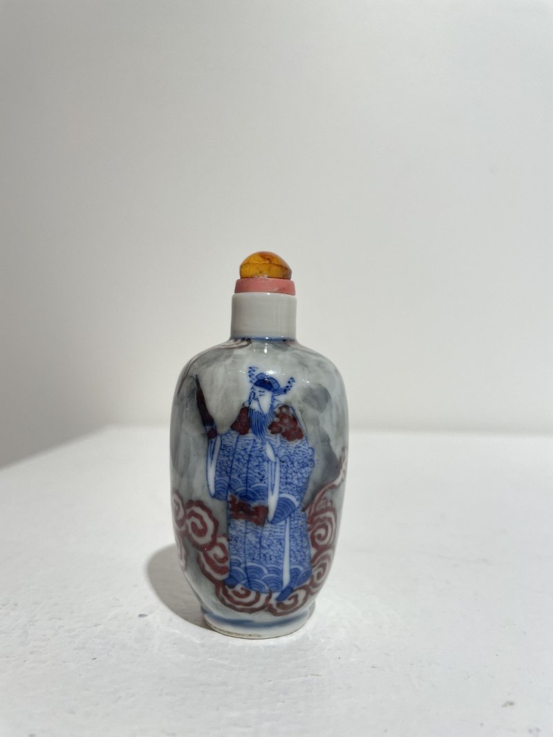 晚清 青花釉裏紅戲劇人物紋鼻煙壺 青花人物紋底款 | AN UNDERGLAZE-BLUE AND COPPER-RED 'FIGURES AMONG CLOUDS' SNUFF BOTTLE - 图18