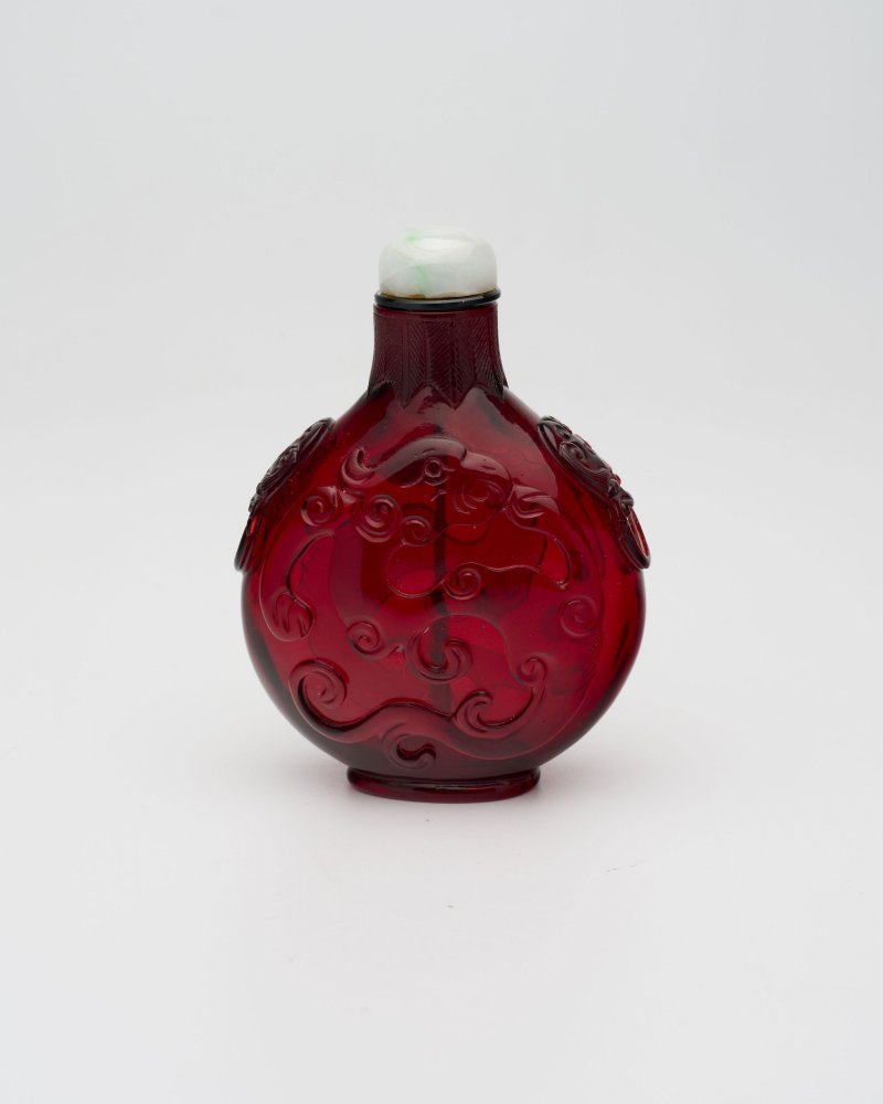 十九世紀 寶石紅玻璃龍鳳紋鼻煙壺 ⌈乾隆⌋刻款 | A RUBY-RED GLASS 'DRAGON AND PHOENIX' SNUFF BOTTLE - 图10