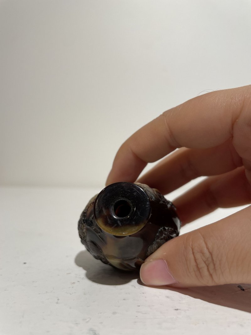 晚清 玳瑁西洋人物紋鼻煙壺 | A TORTOISESHELL 'EUROPEAN SUBJECTS' SNUFF BOTTLE - 图16